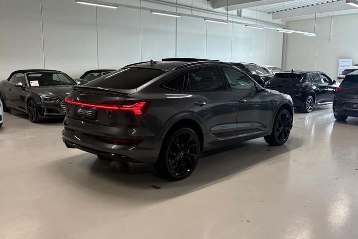 Grå Audi e-tron fra 2023