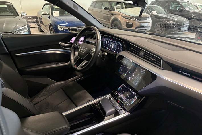 Grå Audi e-tron fra 2023