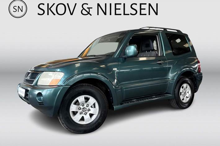 Grøn Mitsubishi Pajero fra 2005 set udefra