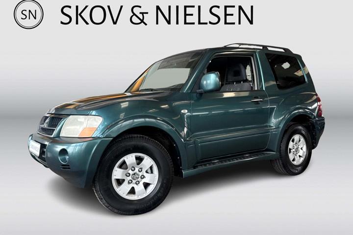 Grøn Mitsubishi Pajero fra 2005 set udefra