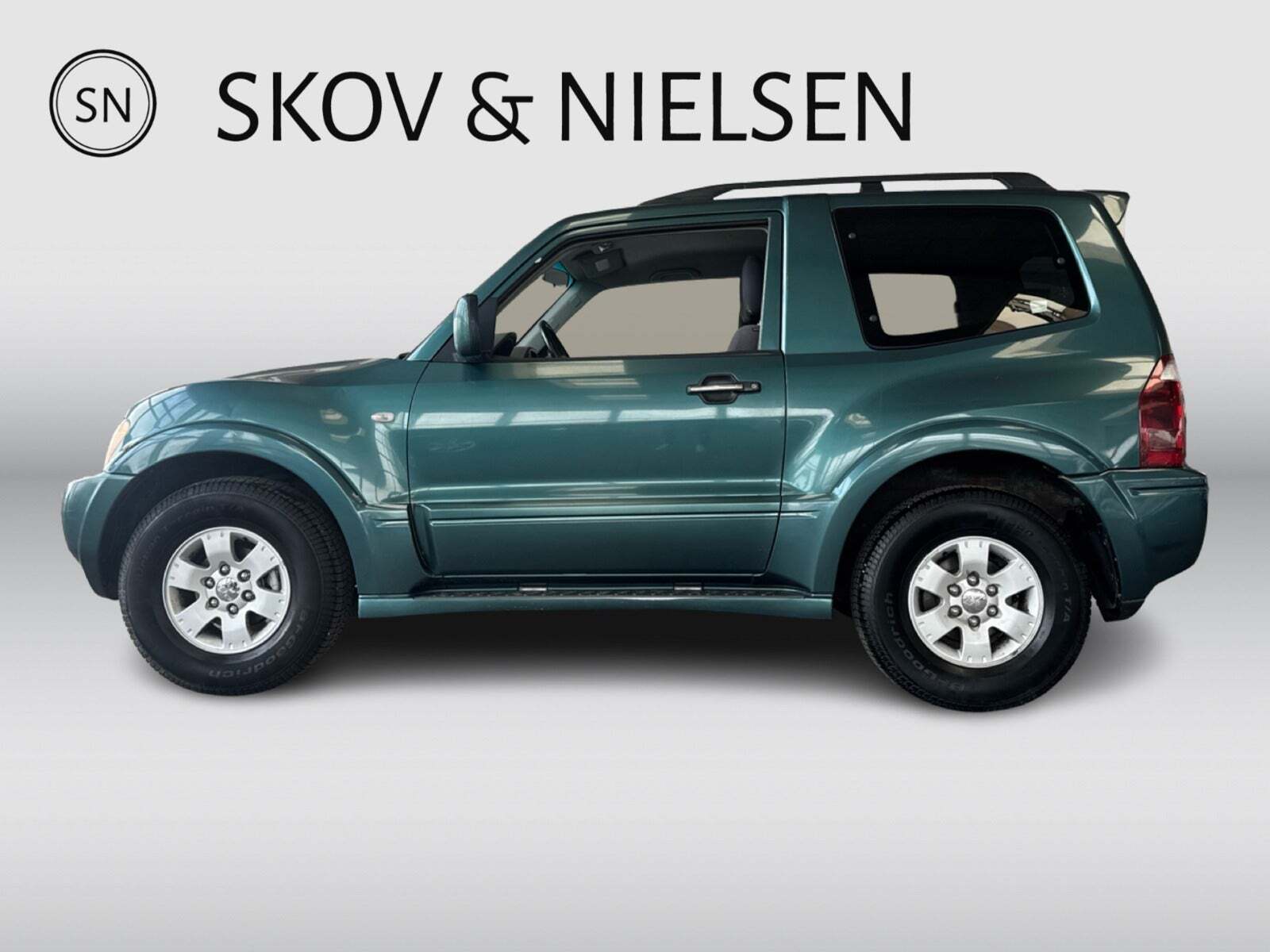Grøn Mitsubishi Pajero fra 2005 set udefra