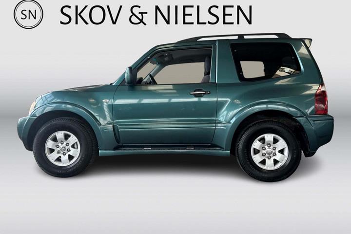 Grøn Mitsubishi Pajero fra 2005 set udefra