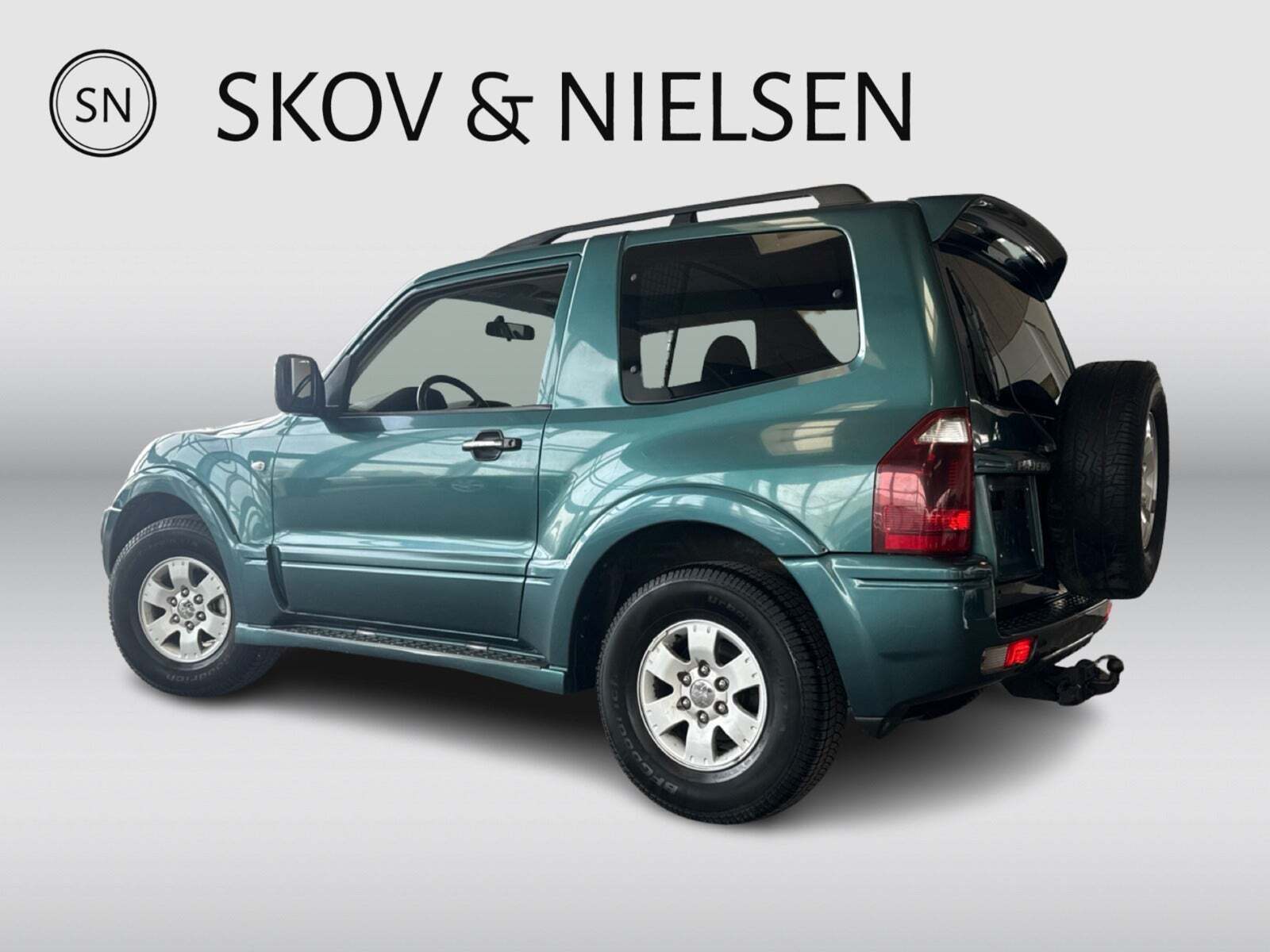 Grøn Mitsubishi Pajero fra 2005 set udefra