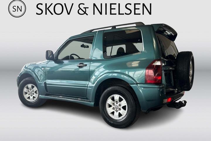 Grøn Mitsubishi Pajero fra 2005 set udefra
