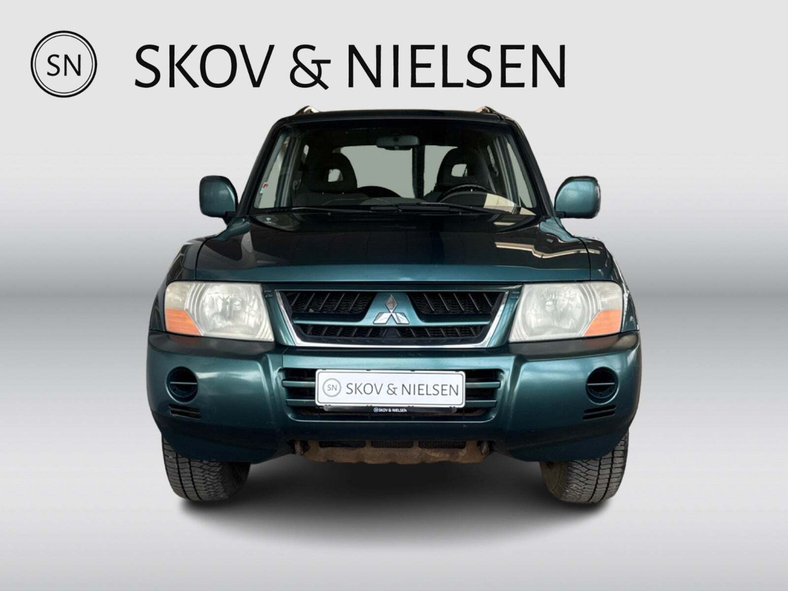 Grøn Mitsubishi Pajero fra 2005 set udefra