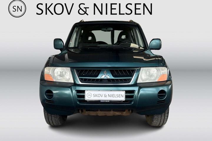 Grøn Mitsubishi Pajero fra 2005 set udefra