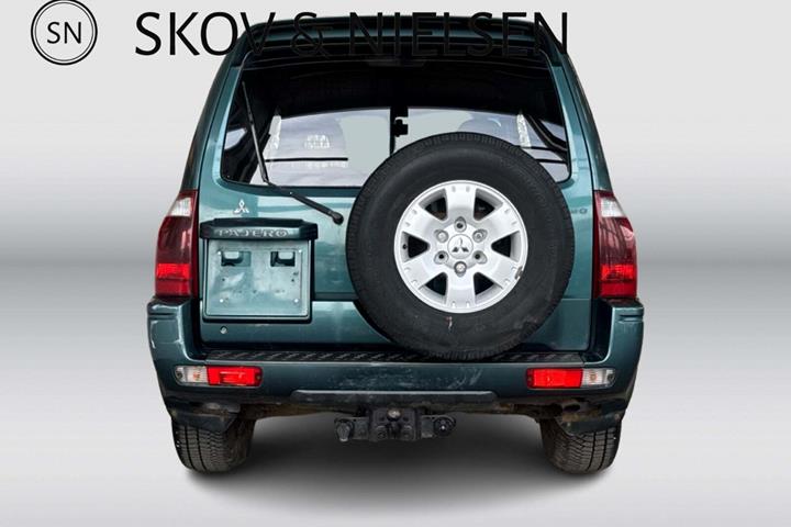Grøn Mitsubishi Pajero fra 2005 set udefra