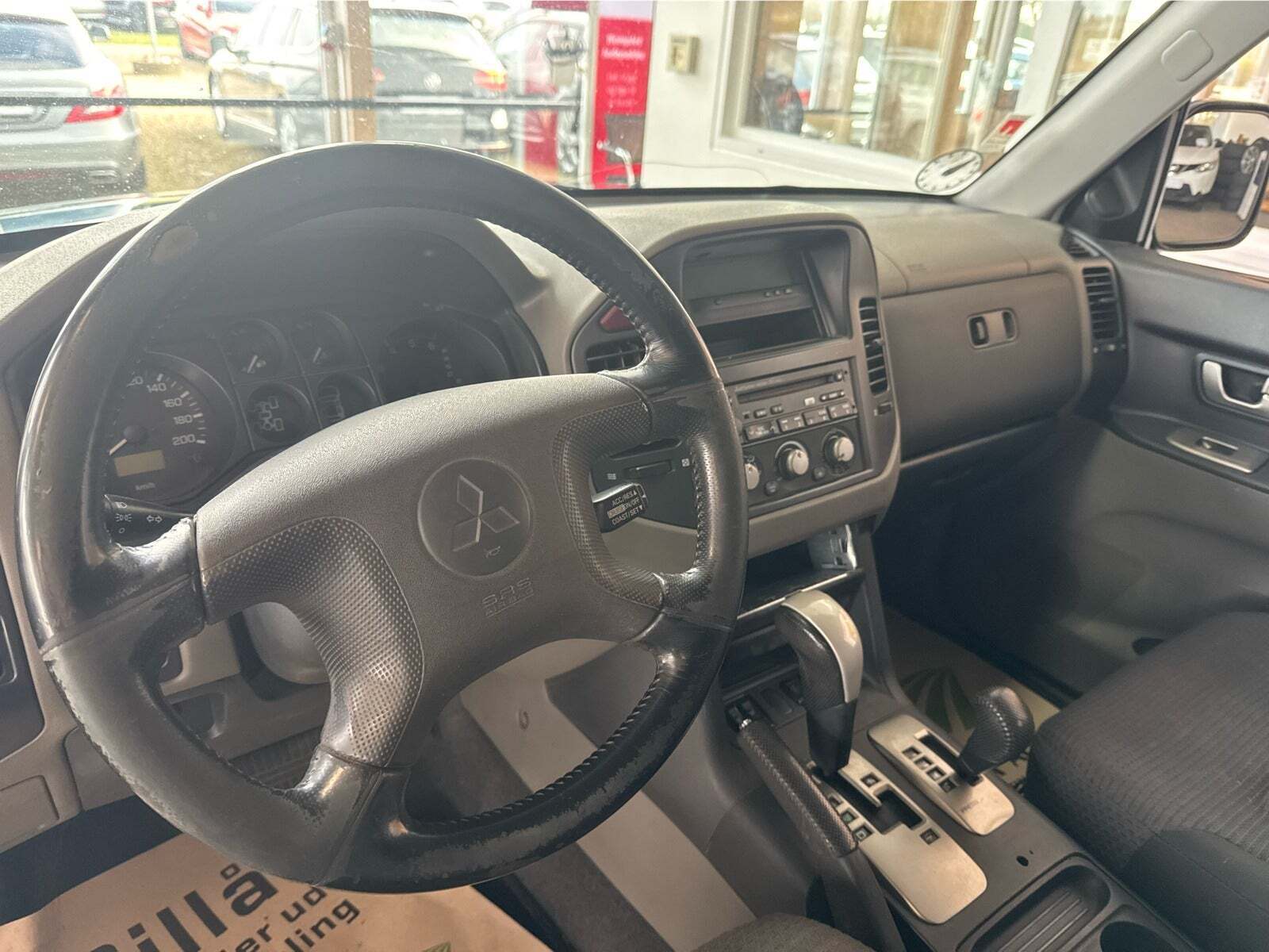 Grøn Mitsubishi Pajero fra 2005 set indefra