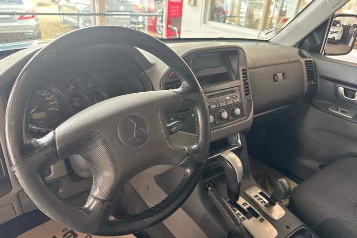 Grøn Mitsubishi Pajero fra 2005 set indefra