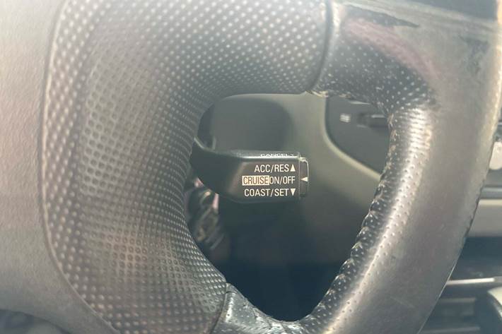 Grøn Mitsubishi Pajero fra 2005 set indefra