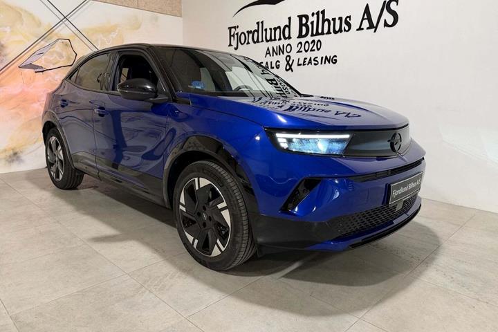 Blå Opel Mokka-e fra 2025 set udefra
