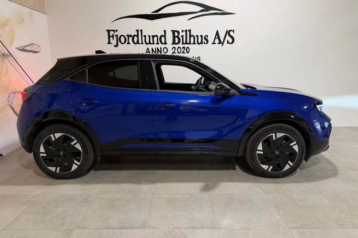 Blå Opel Mokka-e fra 2025