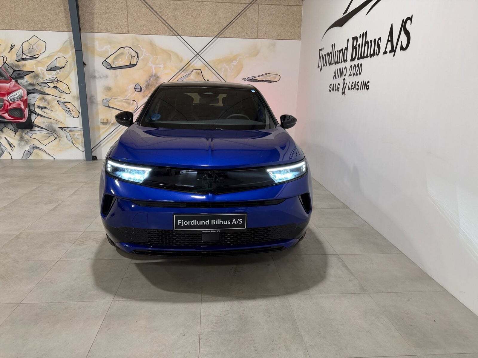 Blå Opel Mokka-e fra 2025