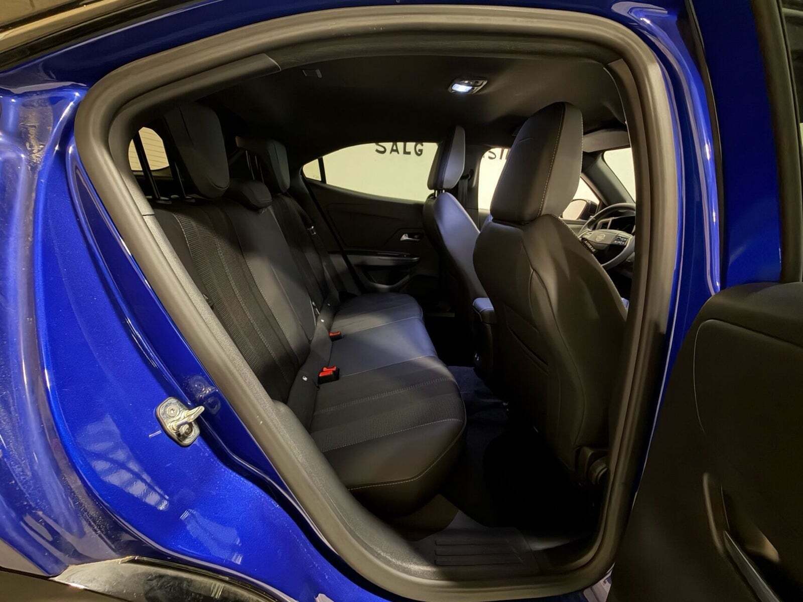 Blå Opel Mokka-e fra 2025