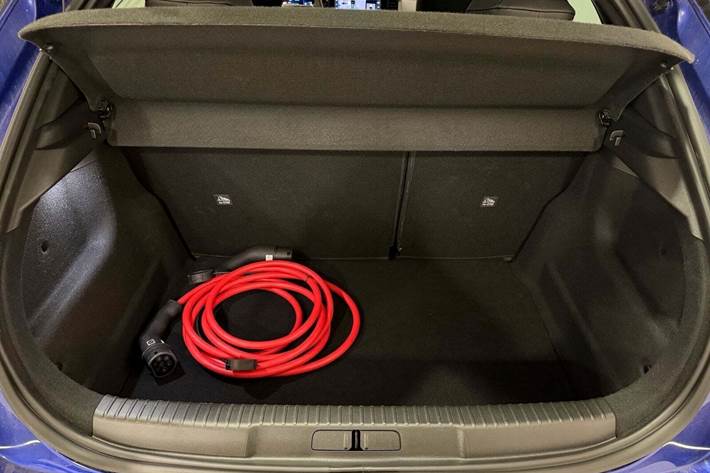 Blå Opel Mokka-e fra 2025