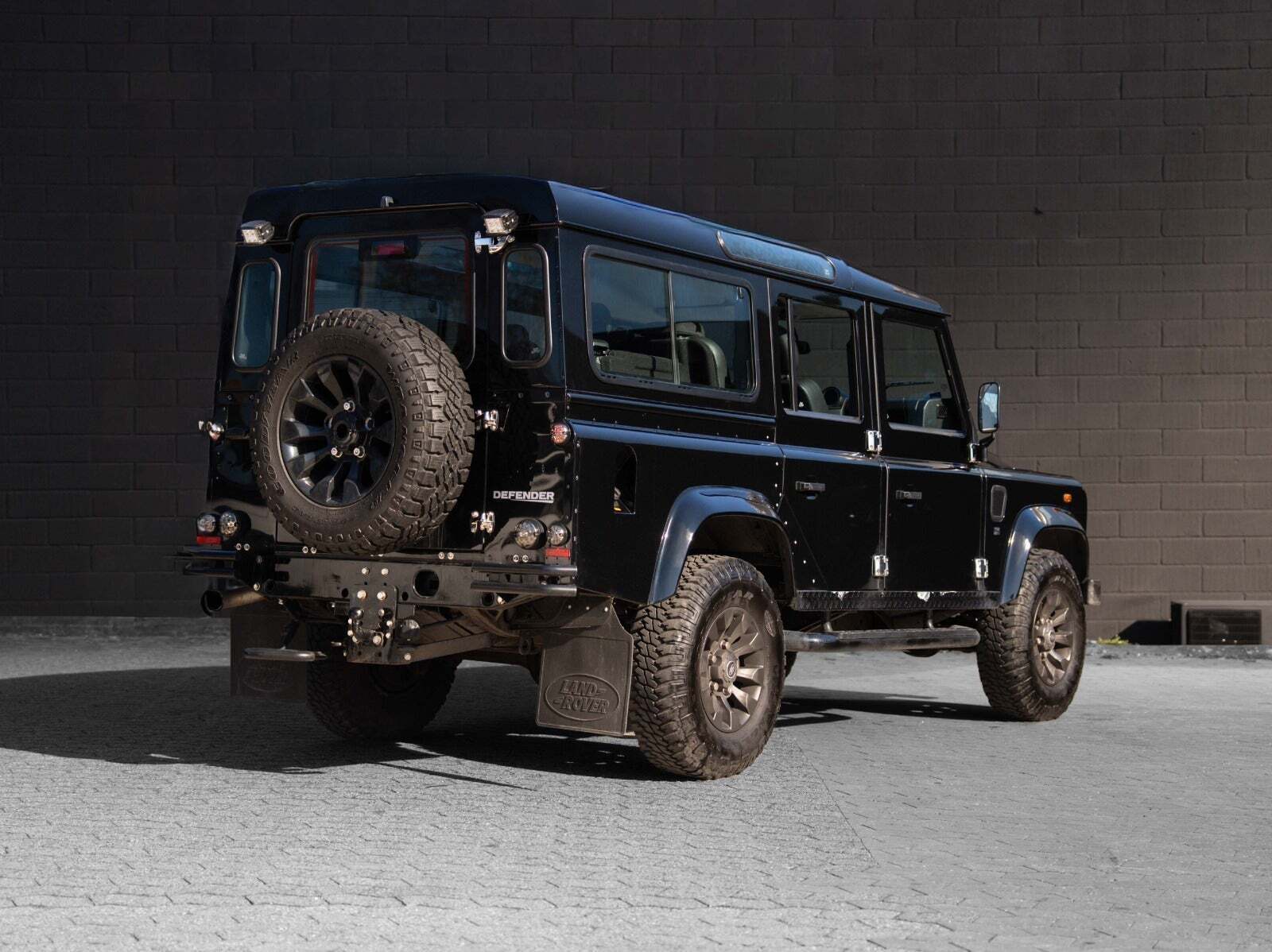 Sort Land Rover Defender 110 fra 2011