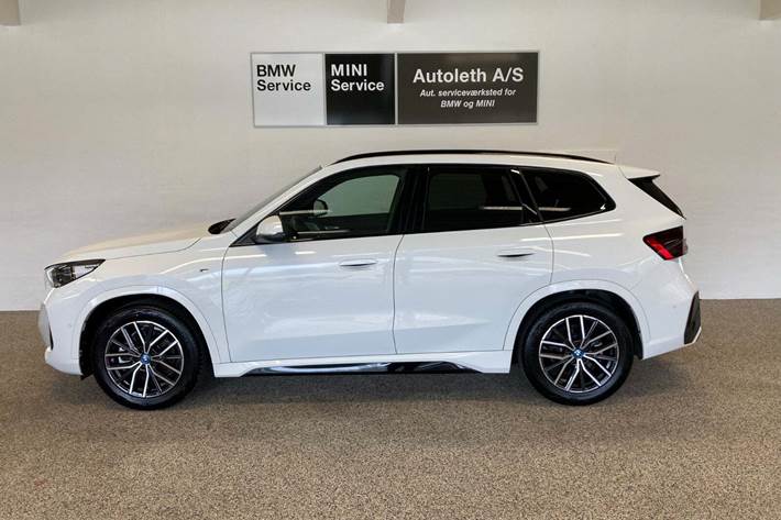 Hvid BMW iX1 fra 2025