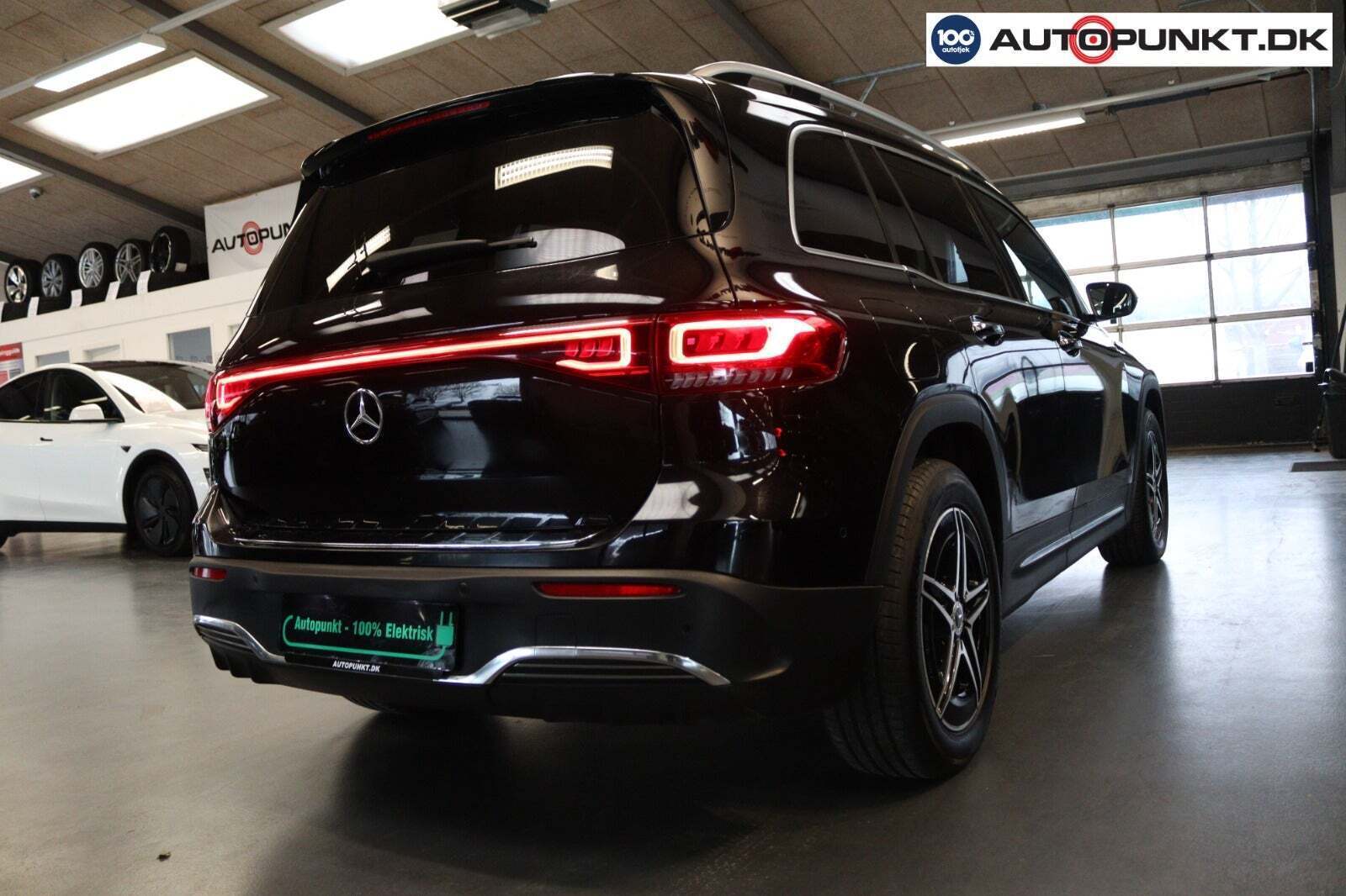 Sort Mercedes EQB250 fra 2023