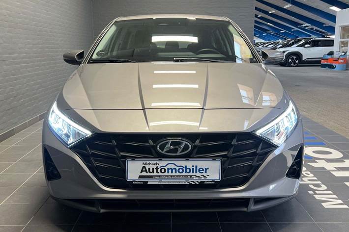 Grå Hyundai i20 fra 2023