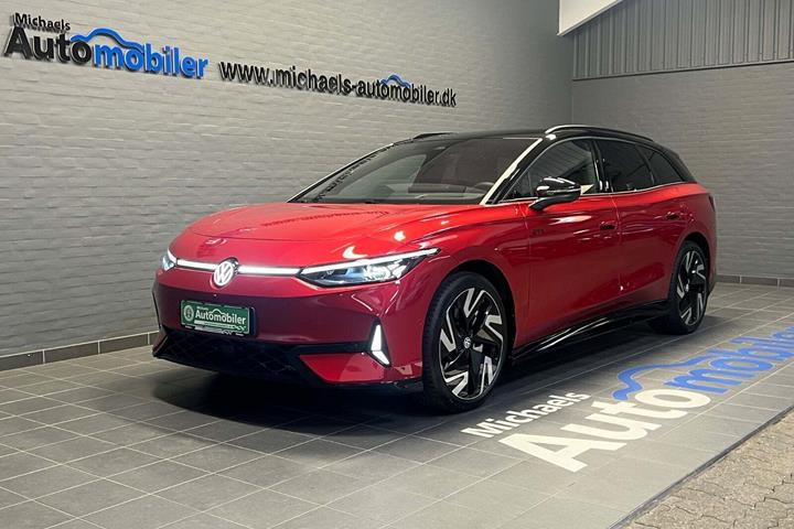 Rød VW ID.7 fra 2025 set udefra