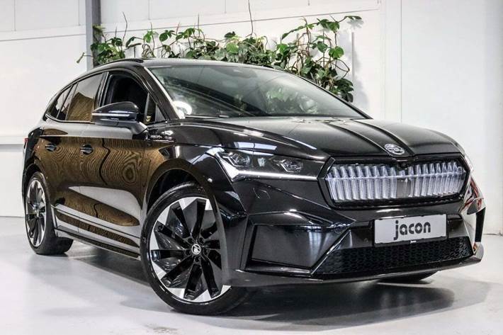 Sort Skoda Enyaq fra 2023 set udefra