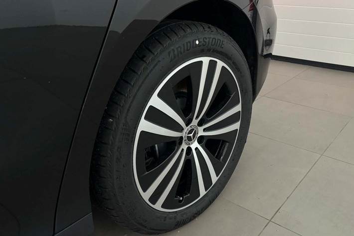 Sort Mercedes EQE300 fra 2026