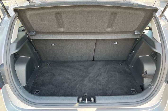 Grå Hyundai i20 fra 2023