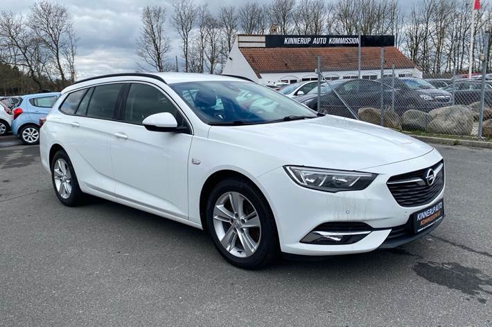 Hvid Opel Insignia fra 2018