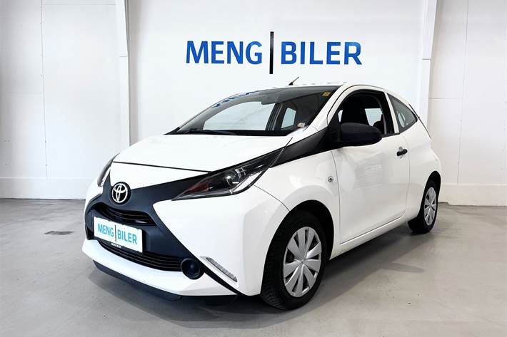 Hvid Toyota Aygo fra 2015 set udefra