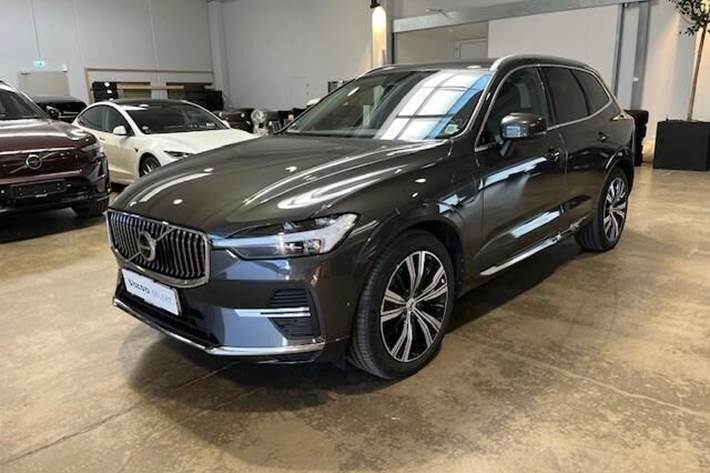 Grå Volvo XC60 fra 2022 set udefra