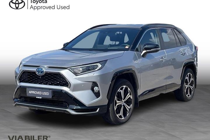 Sølv Toyota RAV4 Plug-in fra 2021 set udefra
