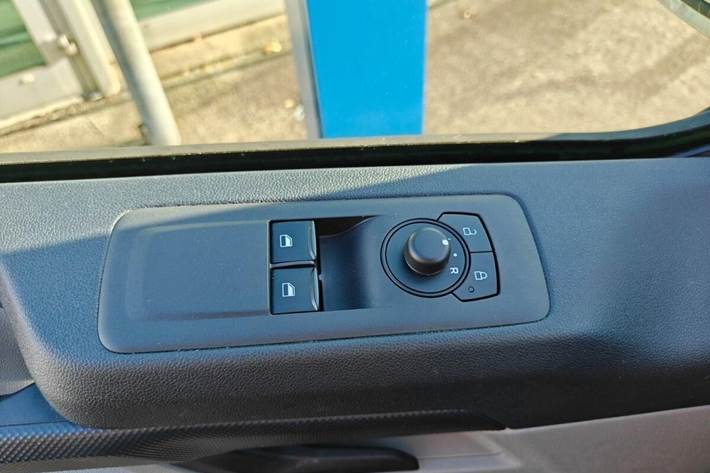 Hvid Ford Transit Custom fra 2024