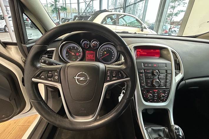 Hvid Opel Astra fra 2014
