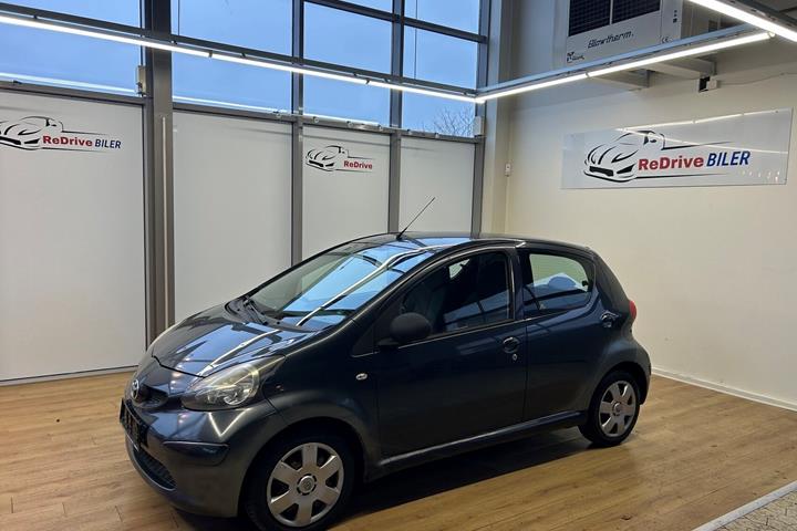 Grå Toyota Aygo fra 2008