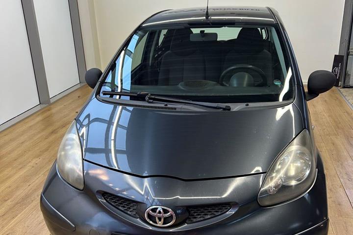 Grå Toyota Aygo fra 2008
