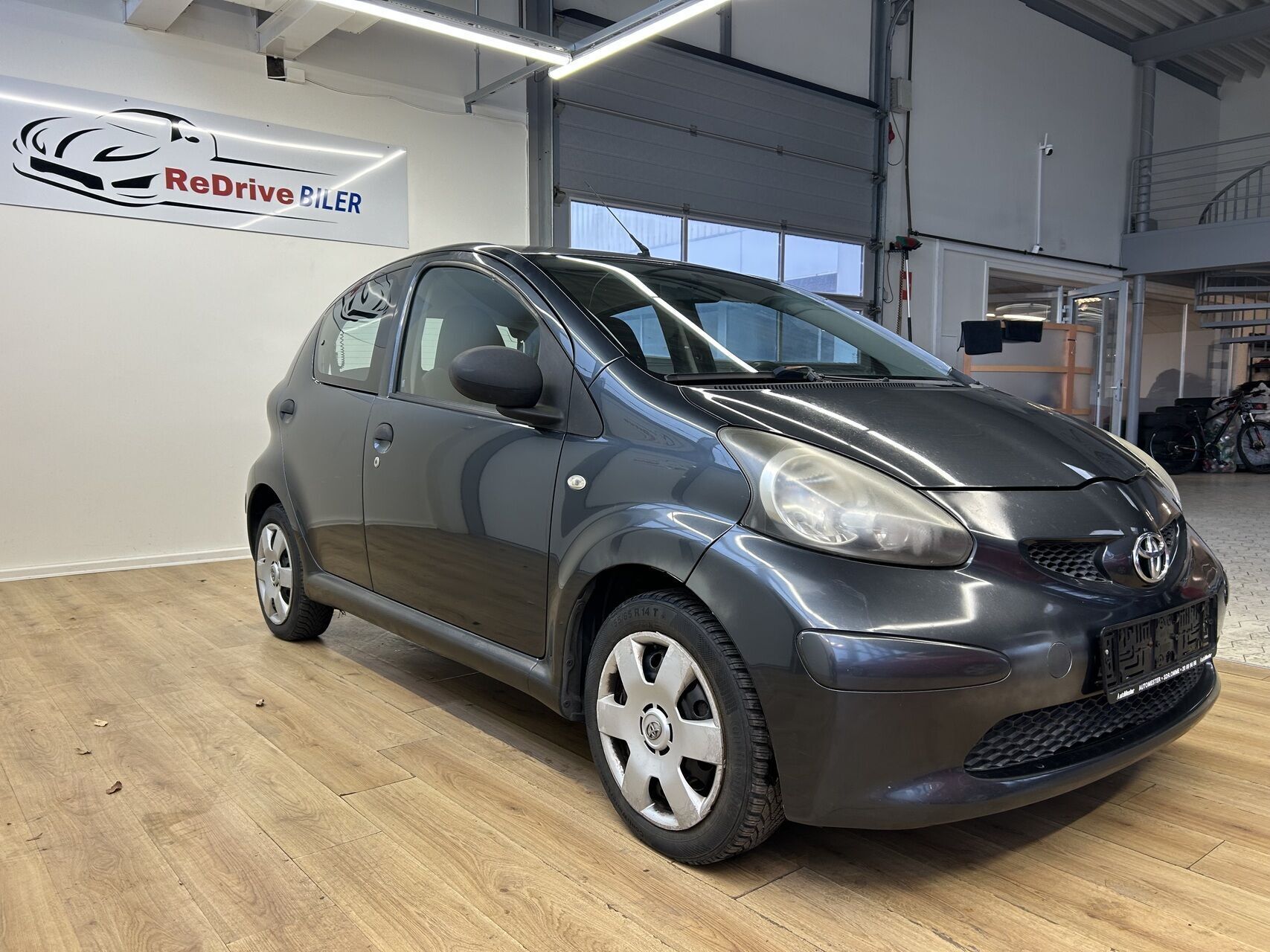 Grå Toyota Aygo fra 2008