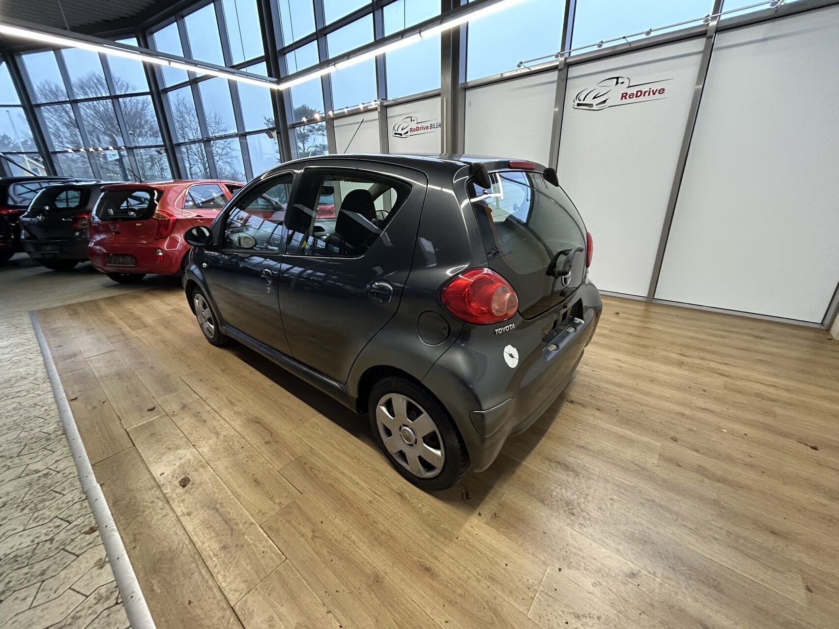 Grå Toyota Aygo fra 2008