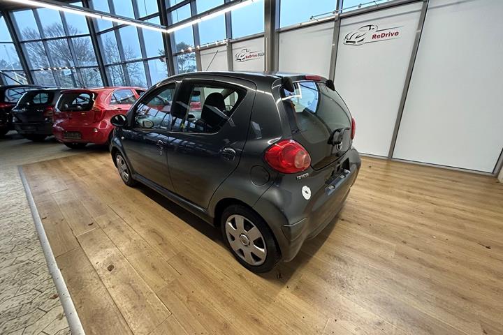 Grå Toyota Aygo fra 2008
