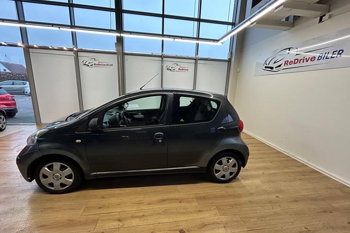 Grå Toyota Aygo fra 2008