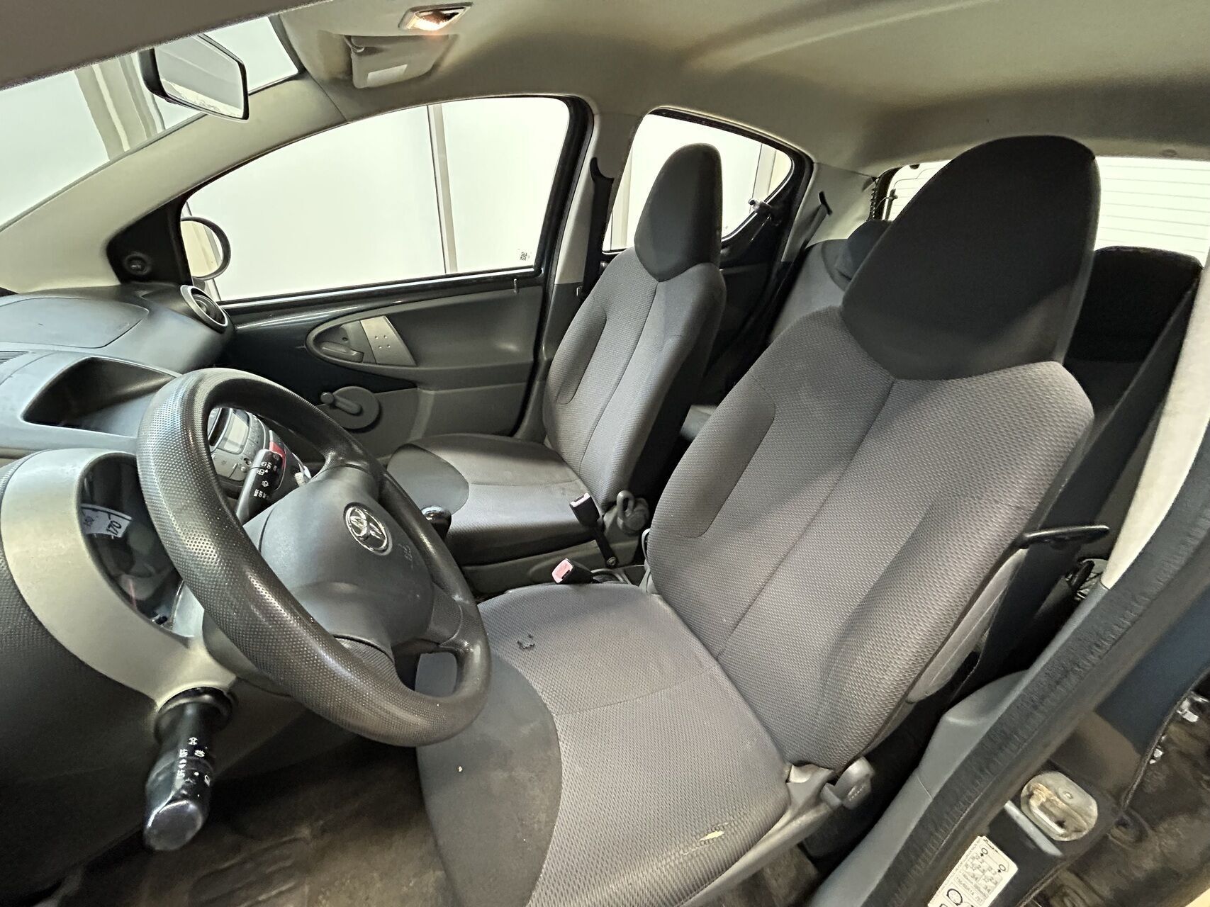 Grå Toyota Aygo fra 2008