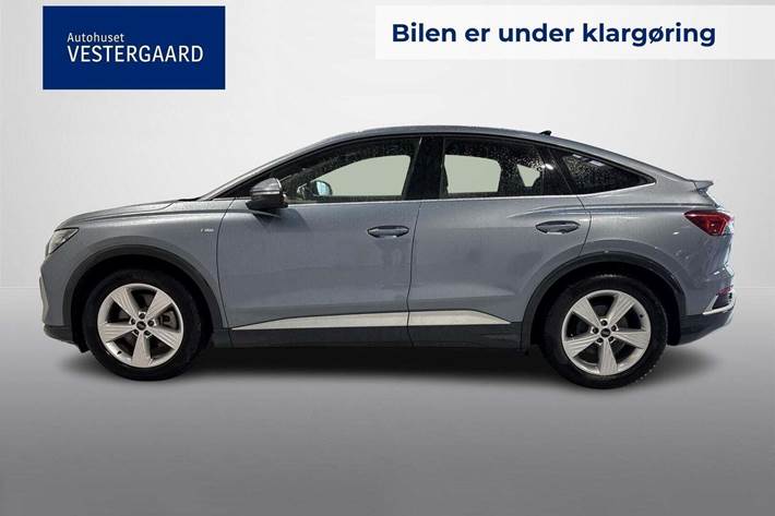 Blå Audi Q4 e-tron fra 2024