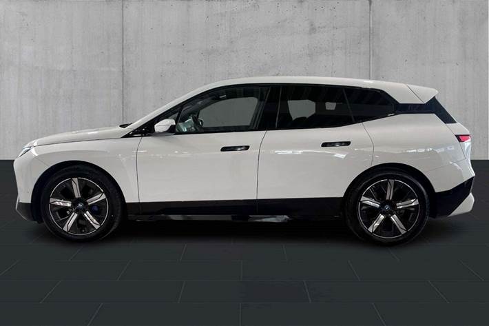 Hvid BMW iX fra 2023