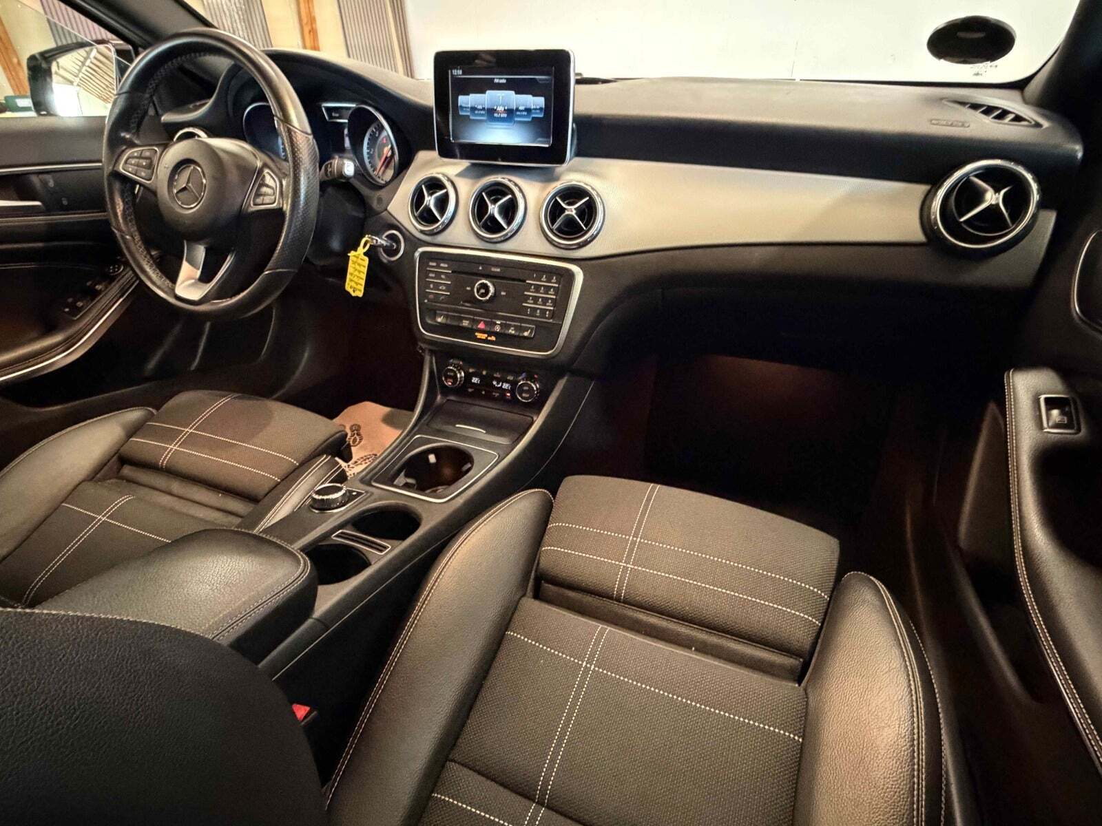 Hvid Mercedes GLA220 d fra 2017 set indefra