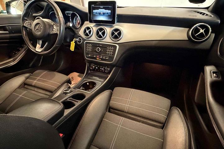 Hvid Mercedes GLA220 d fra 2017 set indefra