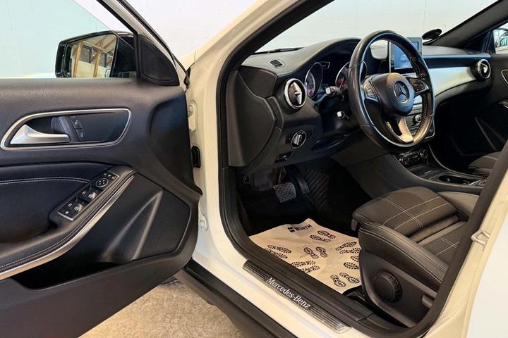 Hvid Mercedes GLA220 d fra 2017 set indefra