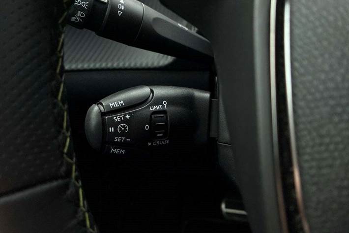 Sort Peugeot e-2008 fra 2024