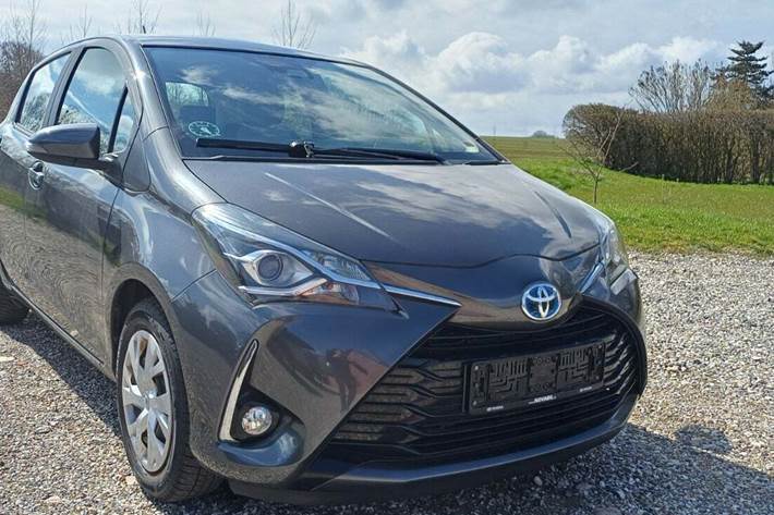 Grå Toyota Yaris fra 2019