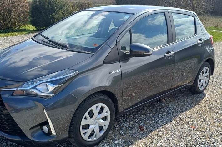 Grå Toyota Yaris fra 2019