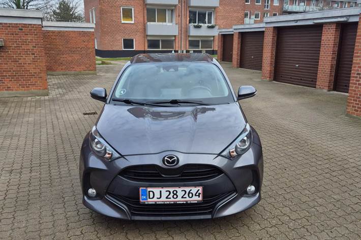 Grå Mazda 2 fra 2022