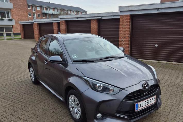 Grå Mazda 2 fra 2022